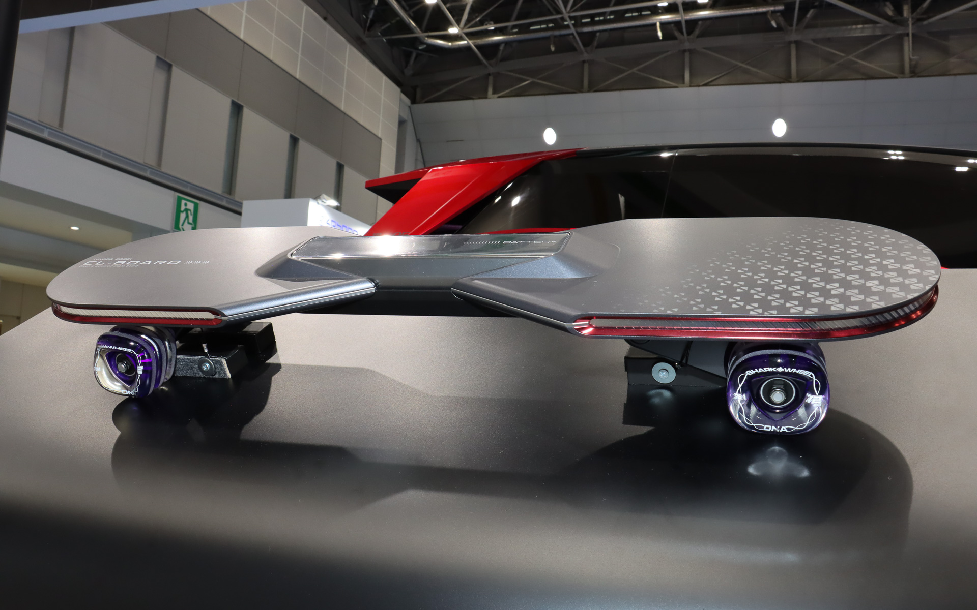 「磁界共振式」を採用するワイヤレス給電機能に対応し、車両に積むだけで自動的に充電できる