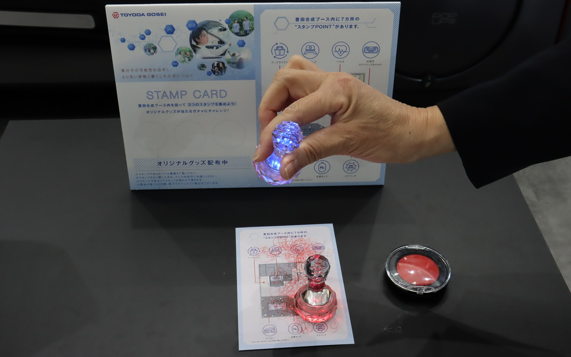 テーブルに仕込まれた磁界共振式のワイヤレス給電機能により、スタンプに埋め込まれたLEDが発光。青と赤の2個のスタンプが同時に光っている点も磁界共振式の特徴となっている