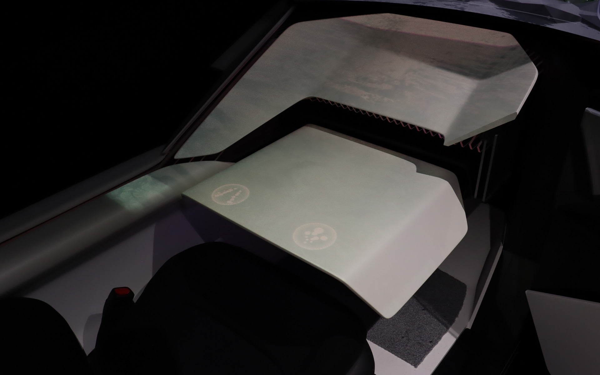 着席後には前方から操作パネルを兼ねたスクリーンが電動スライドして映像の表示スペースを拡大