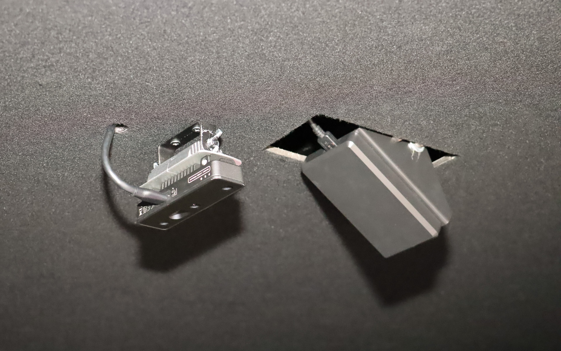 ルーフに設定されたレーダーセンサーでシートに座る人の体調や気分などを検知