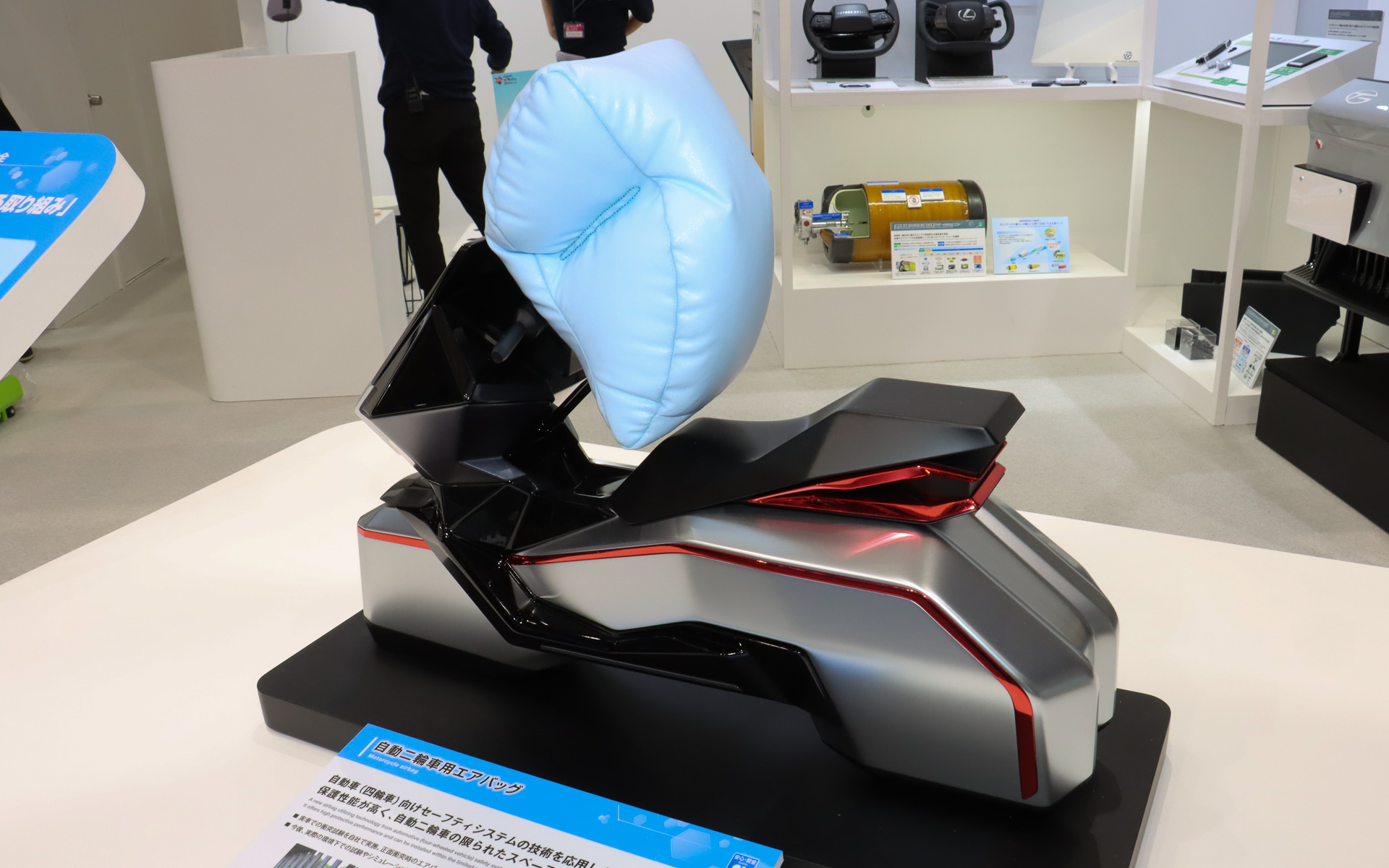 「自動二輪車用エアバッグ」（世界初公開）