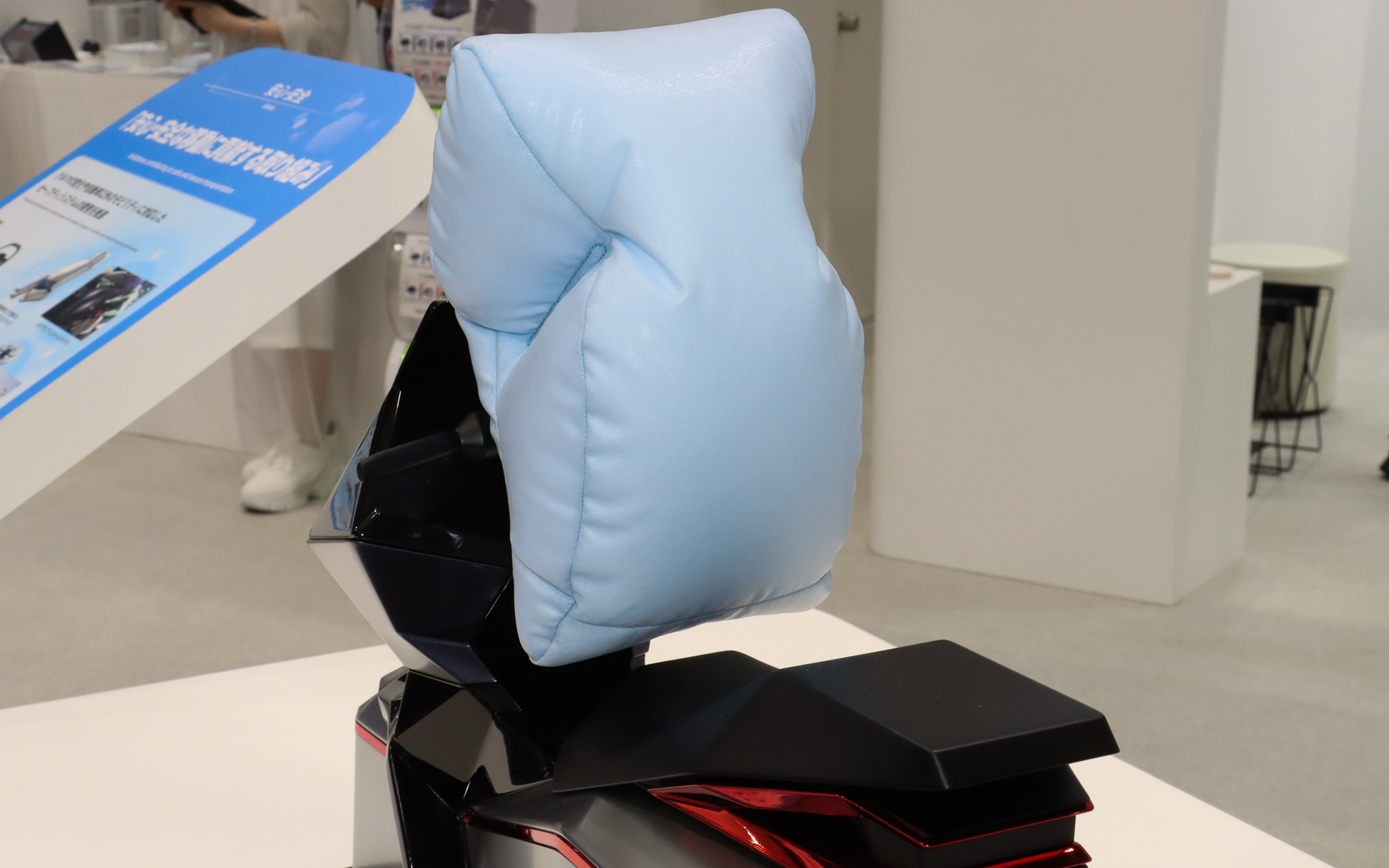 開発を進めている自動二輪車用エアバッグについてミニチュアモデルを使って紹介