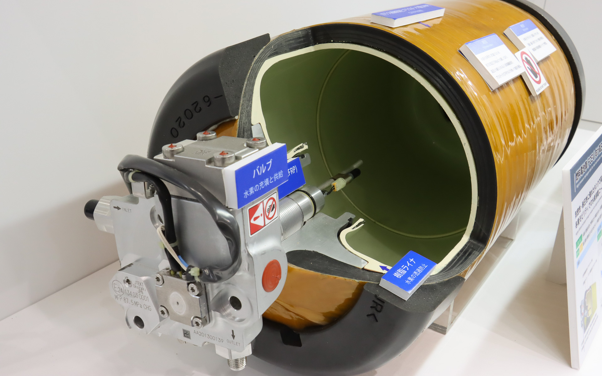 ブース内ではFCV向けの高圧水素タンクもカットモデル展示されていた