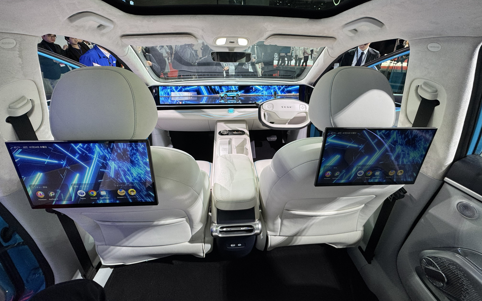 後部座席には13.3型ディスプレイが2台搭載されている