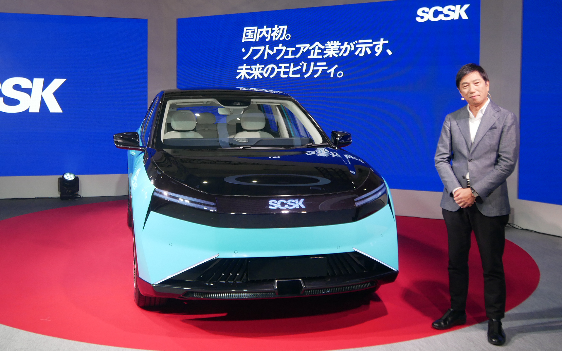 SCSKブースでEVのコンセプトカーを披露したSCSK株式会社 代表取締役 執行役員 社長 當麻隆昭氏