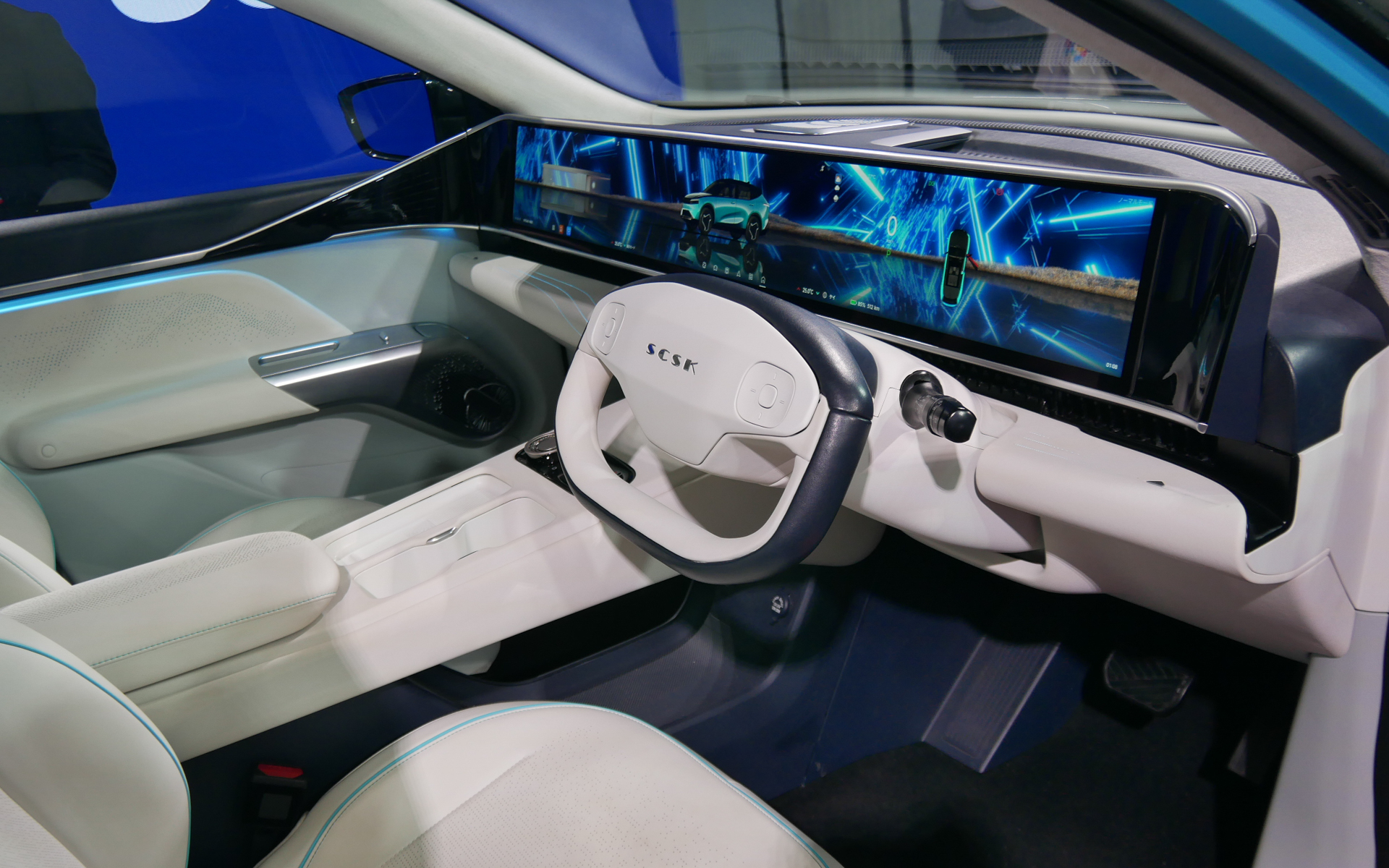 8K画質の44.6型ピラートゥピラーディスプレイを搭載