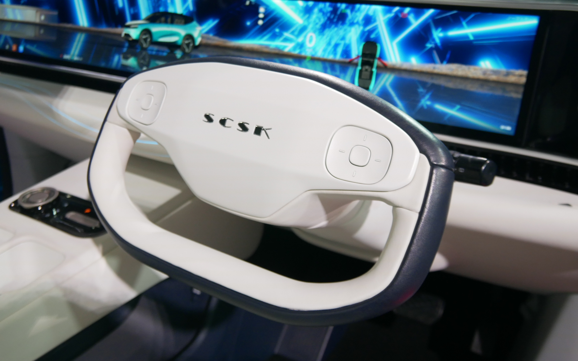 ステアリングにはSCSKのロゴマーク