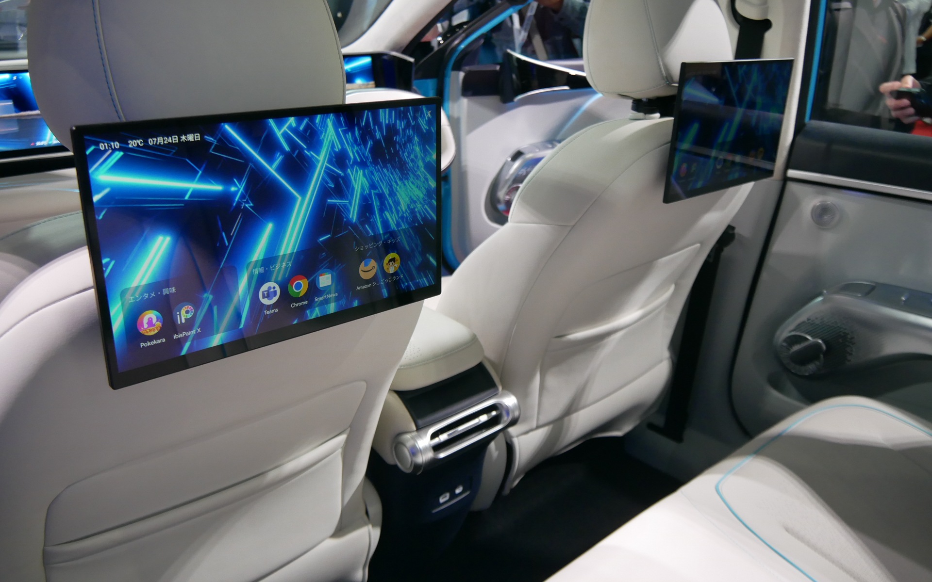 後部座席には13.3型ディスプレイが2台搭載されている