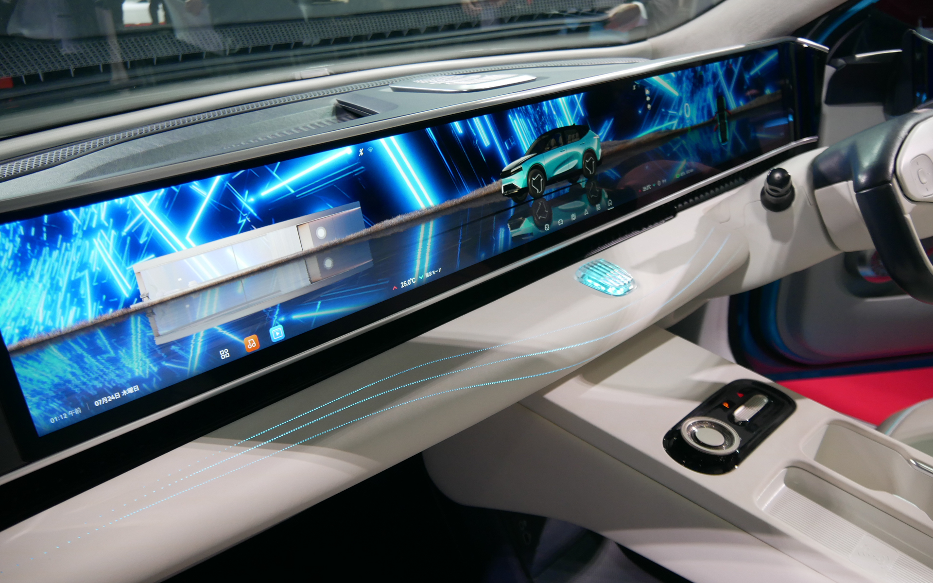 8K画質の44.6型ピラートゥピラーディスプレイを搭載