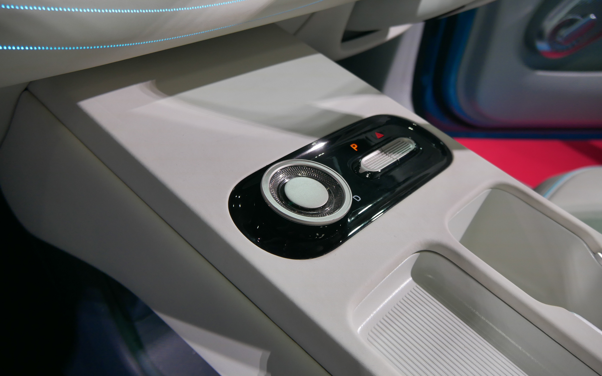 センターコンソールにはシンプルな操作スイッチ