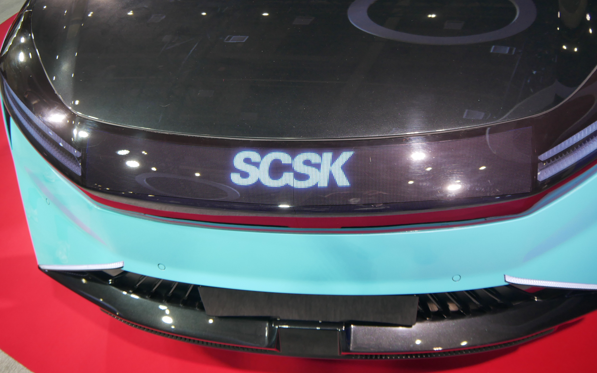 SCSKのロゴ部分はLEDパネルになっており、様々な文字などが表示できる