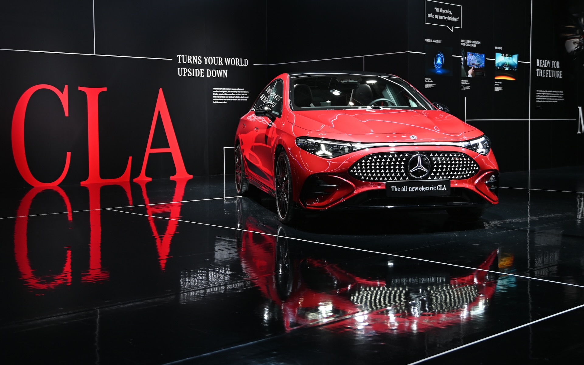 ジャパンモビリティショー2025のメルセデス・ベンツブースに展示されている新型CLA