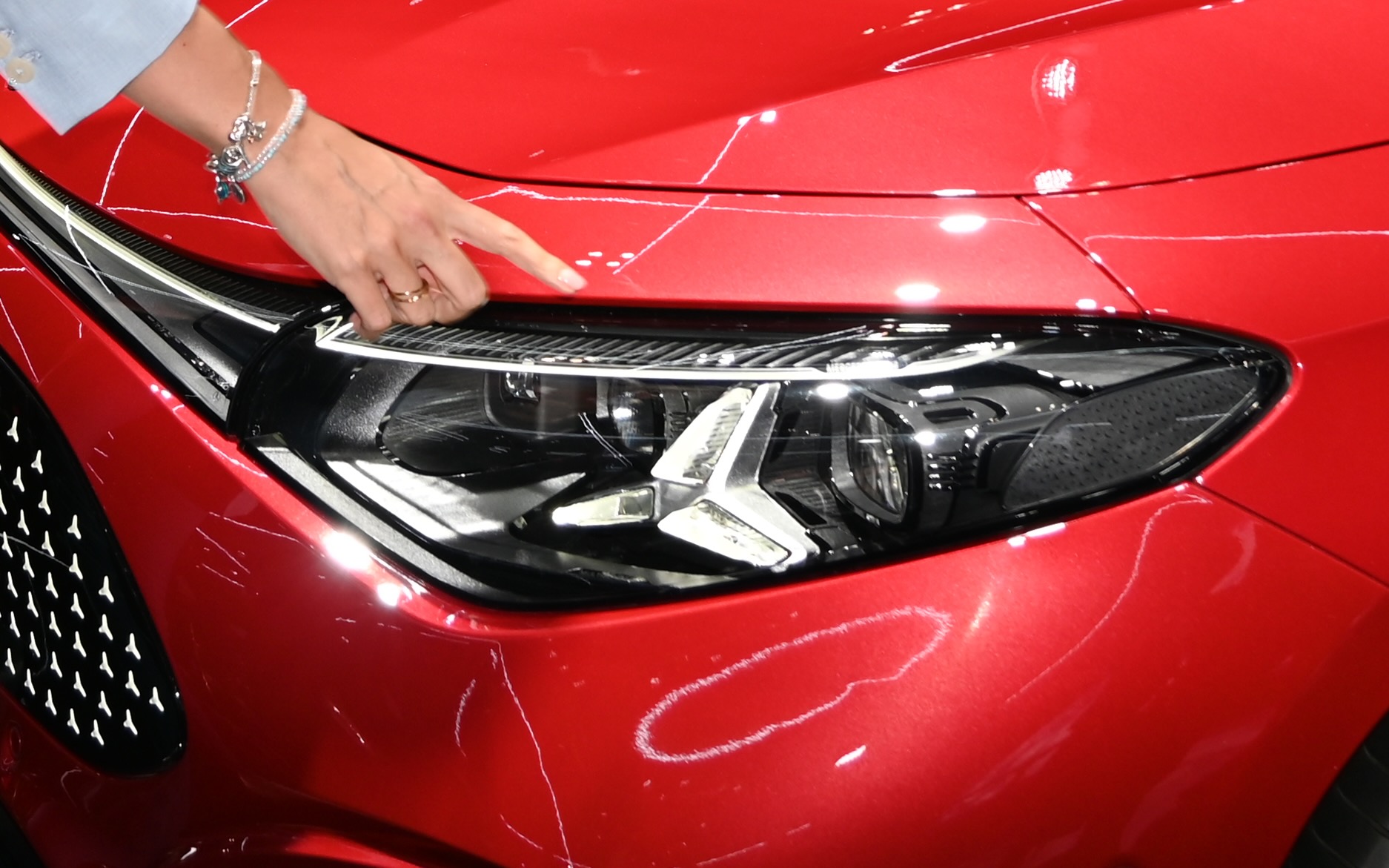 前後のライトにはスリーポインテッドスターに光るタイプを採用している