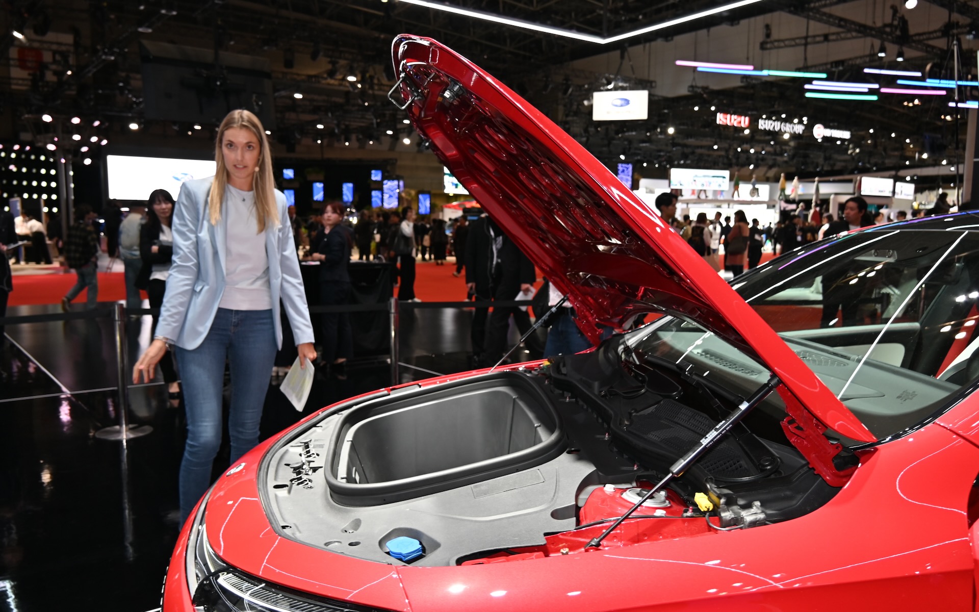 CLAプロダクトエキスパートのレナ・ブルネンバーグ氏がフロントボンネット内の101Lのラゲッジスペースを紹介