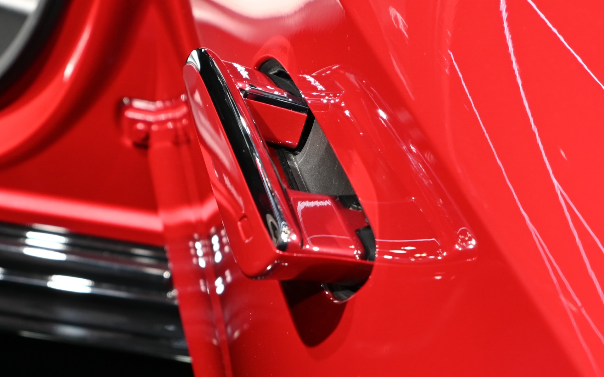 ドアノブは空力を意識して格納式を採用