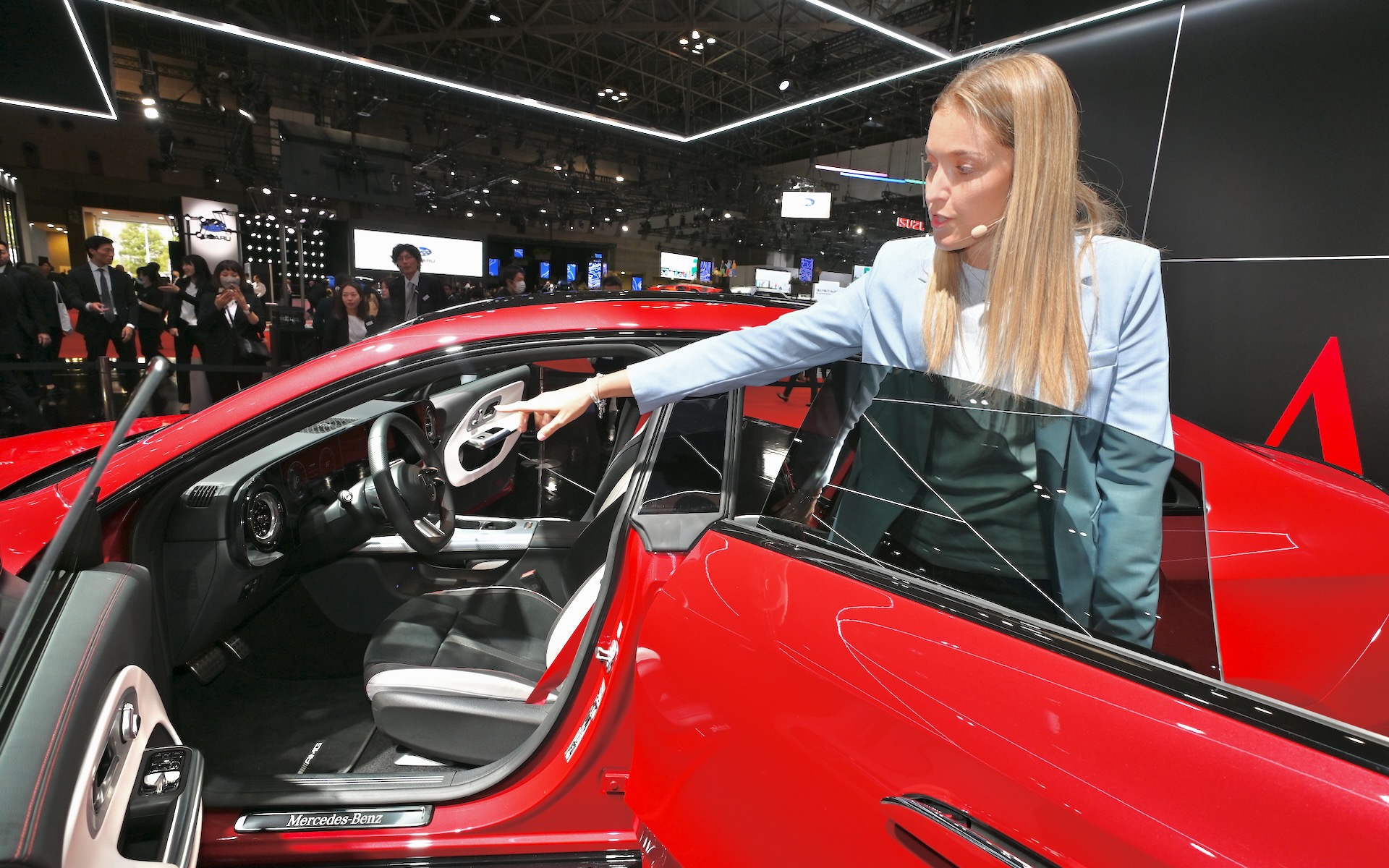 ウォークアラウンドで新型CLAのインテリアの説明を行なうCLAプロダクトエキスパートのレナ・ブルネンバーグ氏