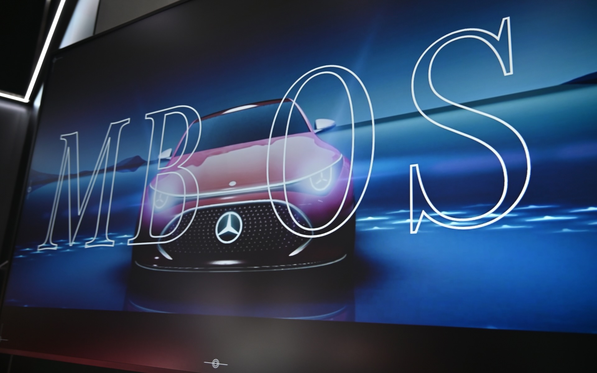 ダッシュボード左右いっぱいに広がるMBUXと、新しいOSである「MB.OS（Mercedes-Benz Operating System）」を採用