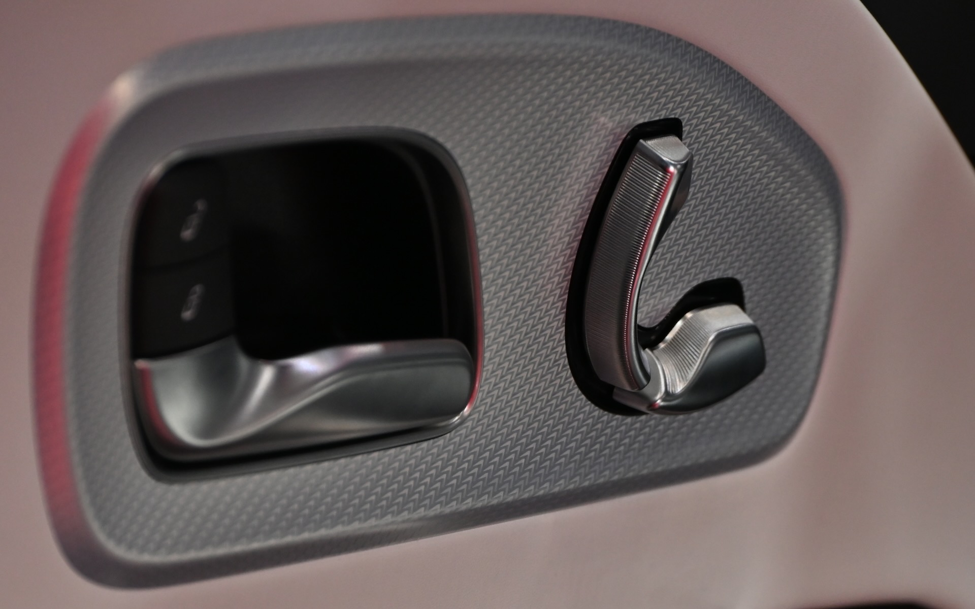 シートの電動調節レバーは、丸っこい形状へ変更された