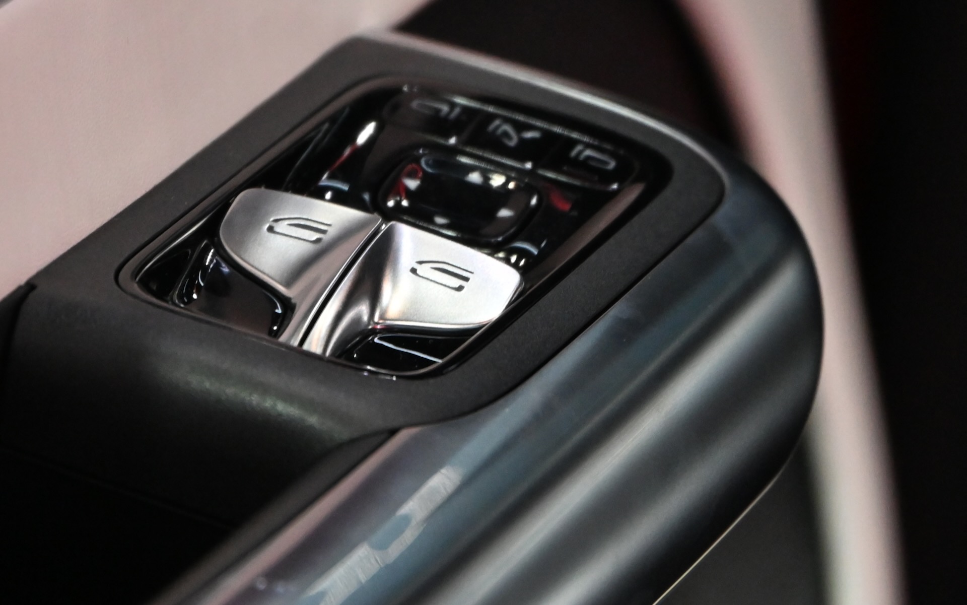 ウインドウスイッチの形状も少し変えたという