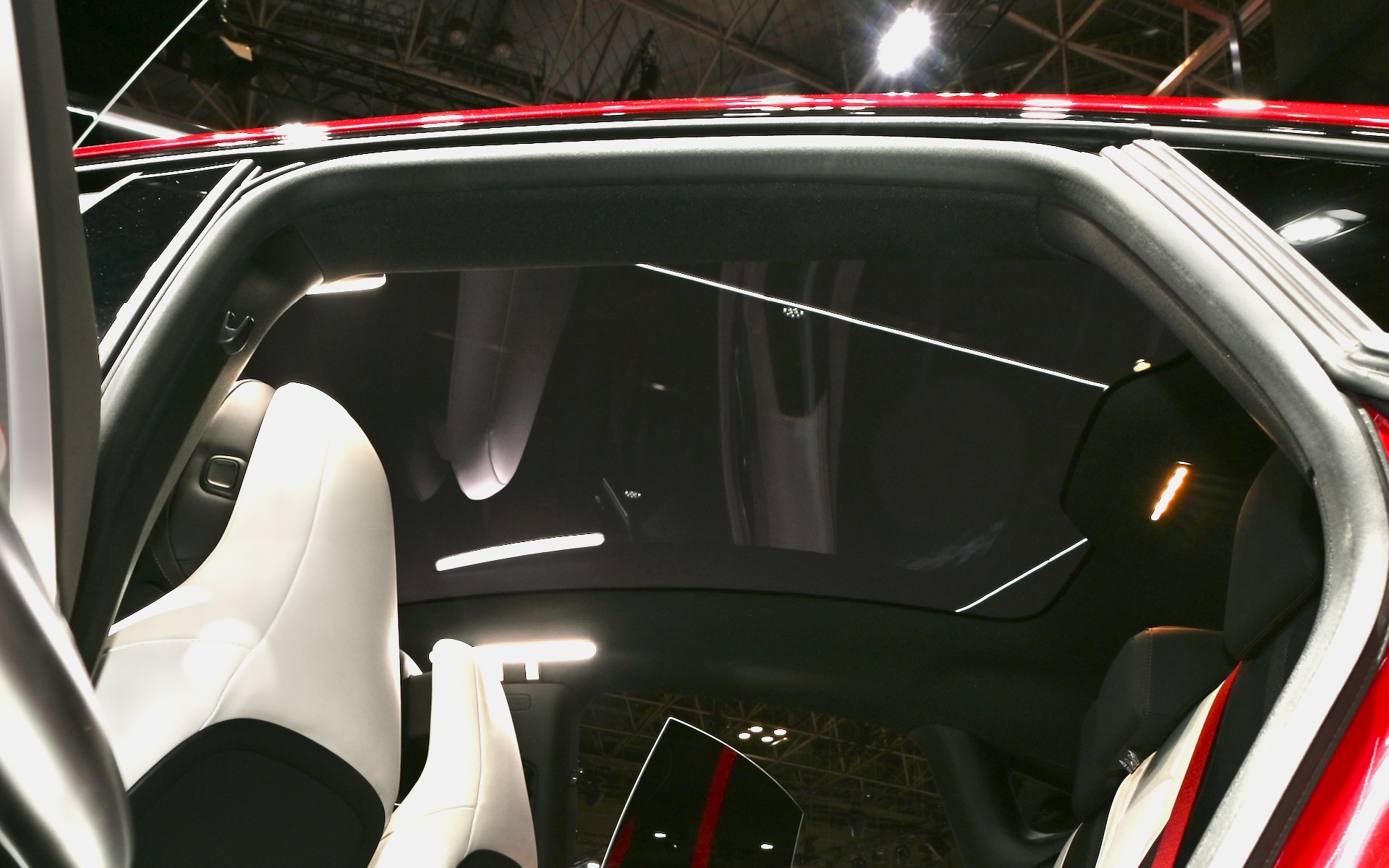 ガラス製ルーフには、波のような模様を映し出すことも可能