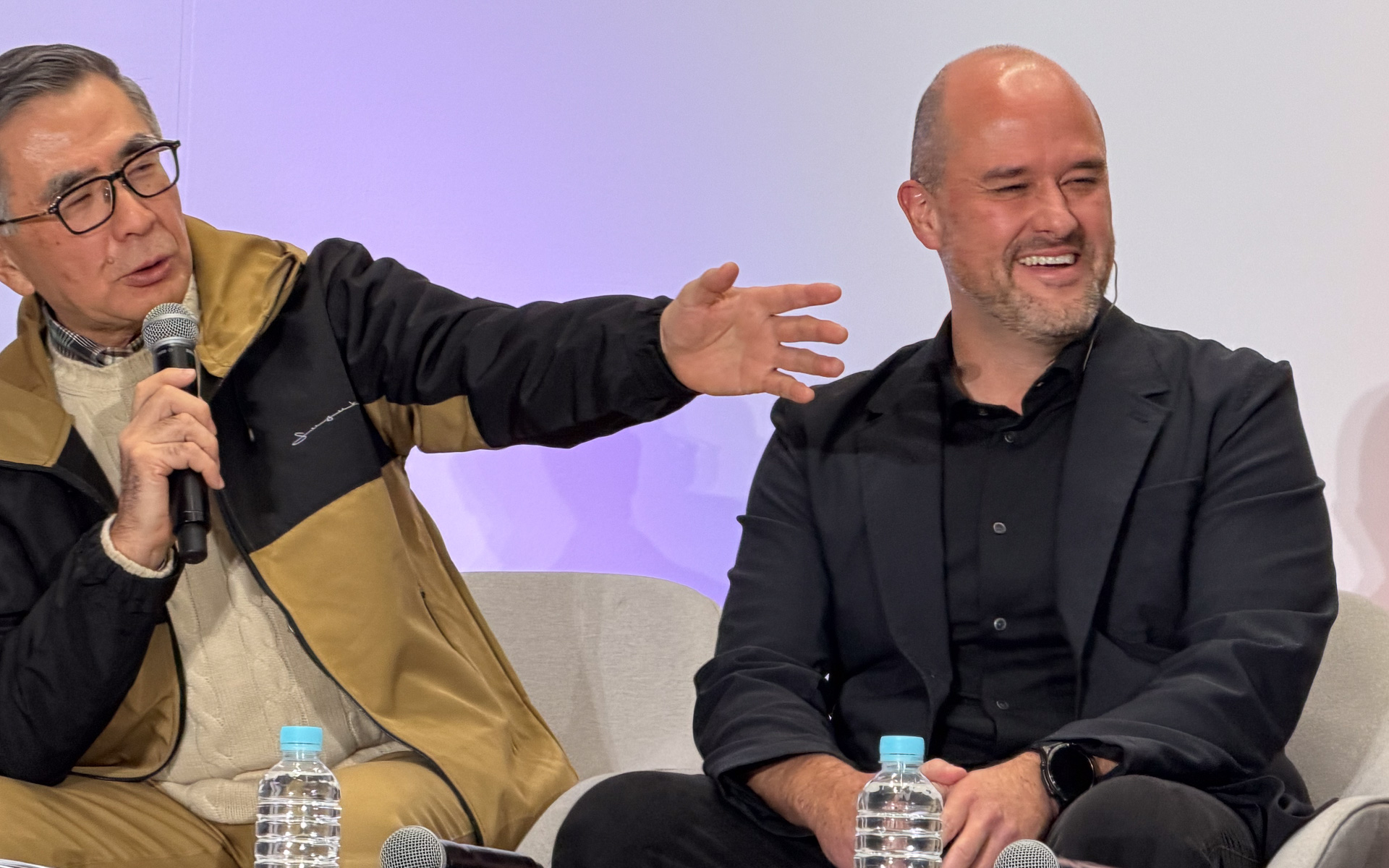 ジャパンモビリティショーのプレスデーに行なわれた会長・副会長参加のトークショーに参加する日産自動車 イヴァン・エスピノーサ社長兼CEO（右）。スズキの鈴木敏宏代表取締役社長（左）