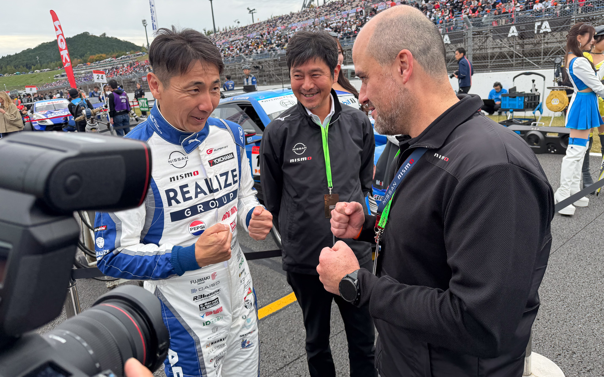 GT500のラストレースに挑む松田次生選手（左）。エスピノーサ社長は、松田選手をレジェンドなドライバーと語っていた