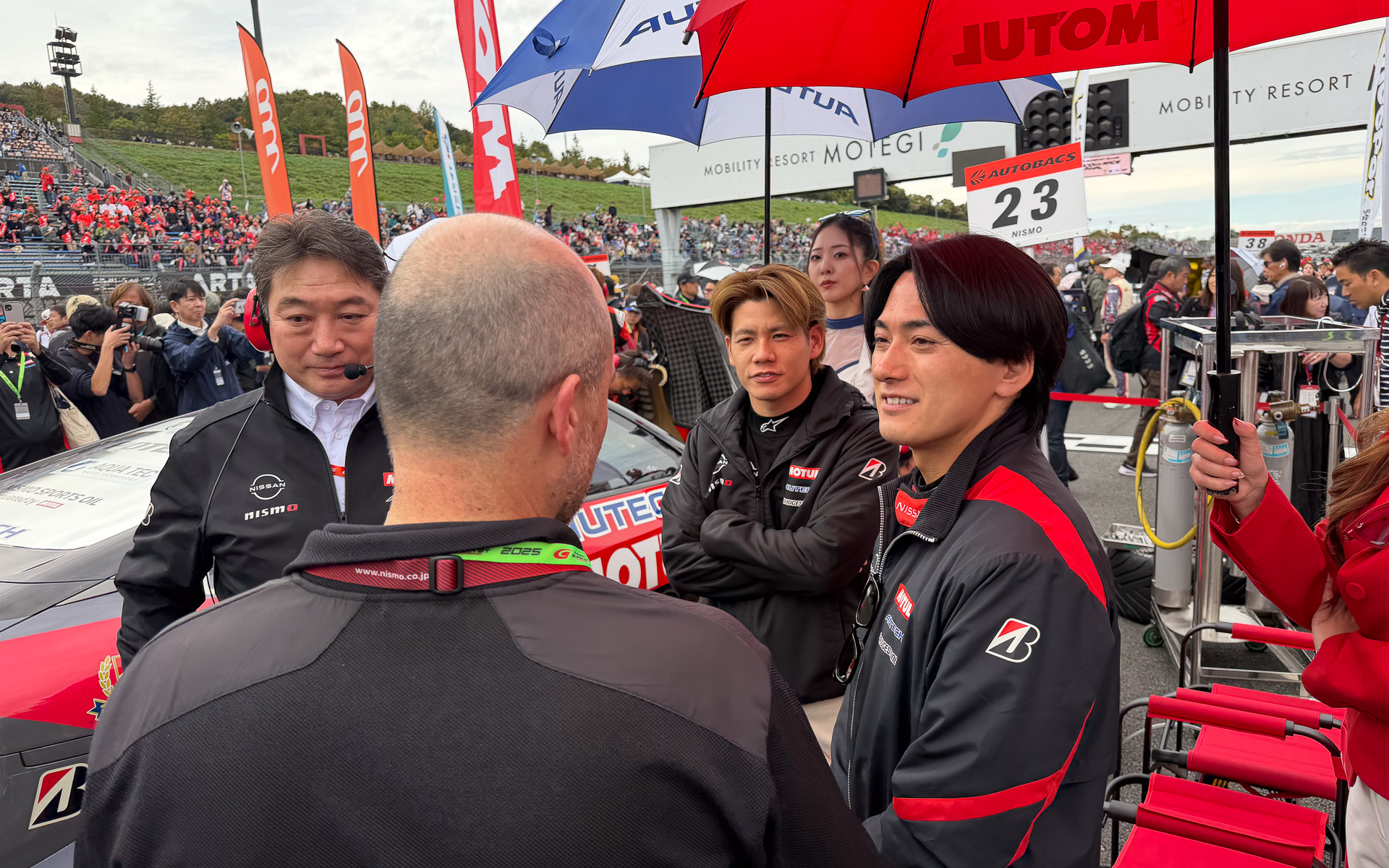 高星明誠選手や、千代勝正選手らを激励。日産系チームを順番にまわっていた