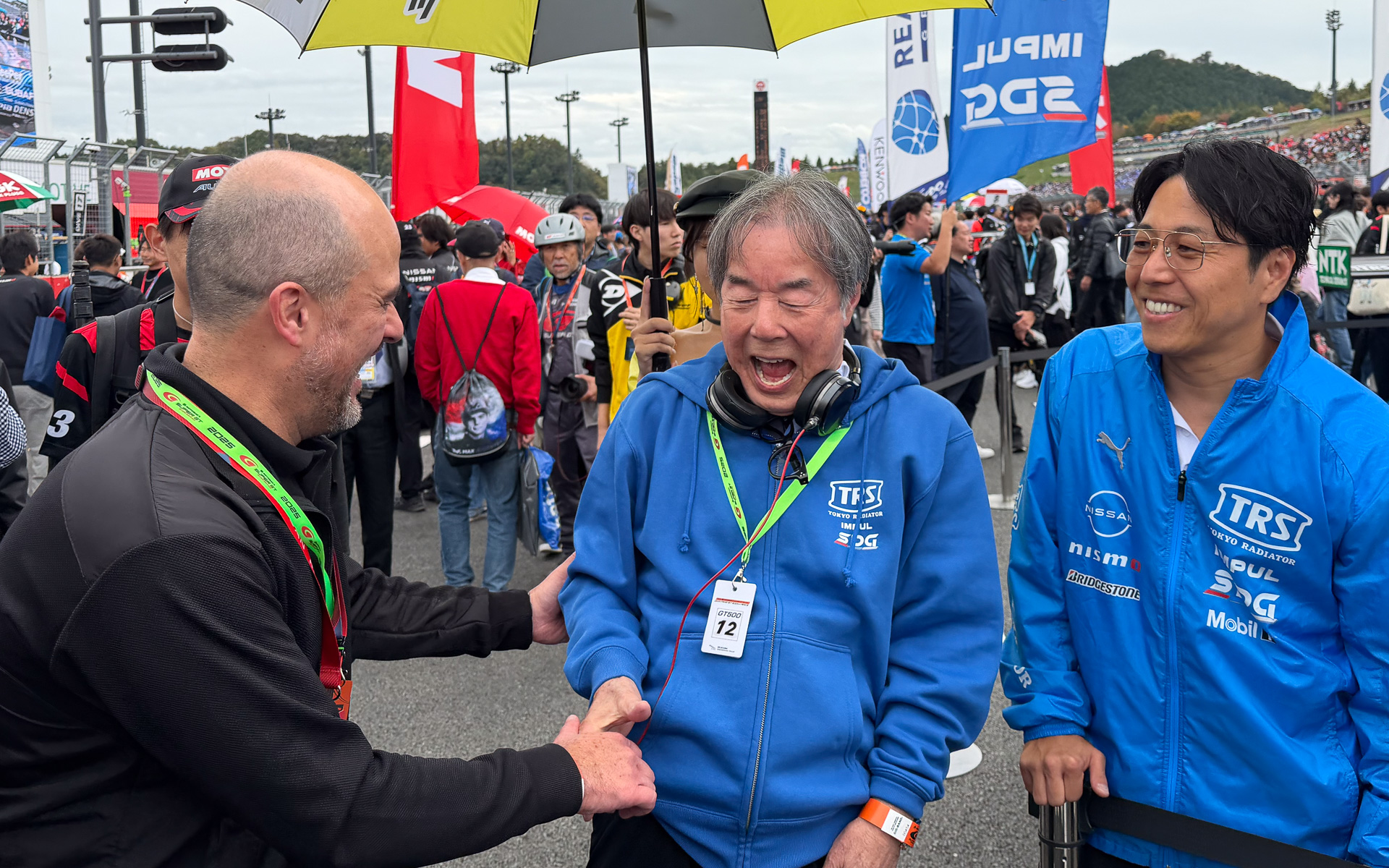 チームインパルを訪問。日産の社長の訪問に星野一義総監督（中央）はとてもよろこんでいた