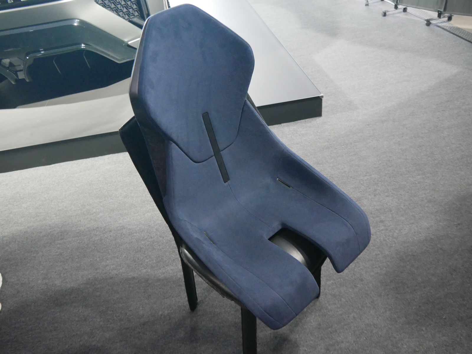 子供が運転できるように特製チャイルドシートを用意。スポーツタイプのコンセプトカーにチャイルドシートが用意された例は過去にあっただろうか