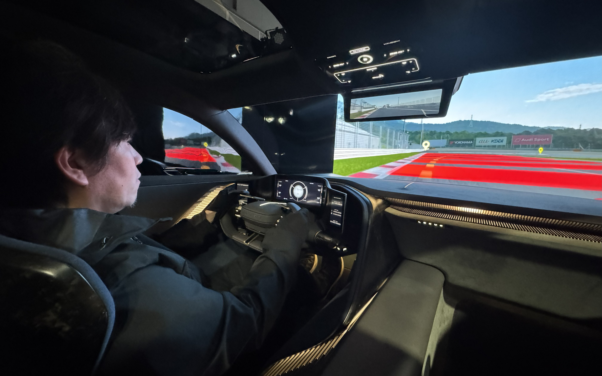 まさに富士スピードウェイを走行している雰囲気が味わえる。ブレーキゾーンは赤色でガイダンスを表示