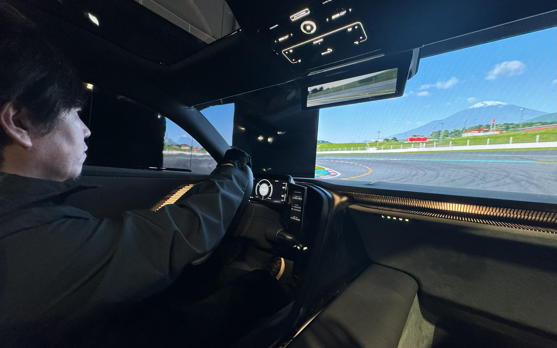 正面に富士山が見えるシーン。バックミラーも連動しているがそこまで見る余裕はなかった