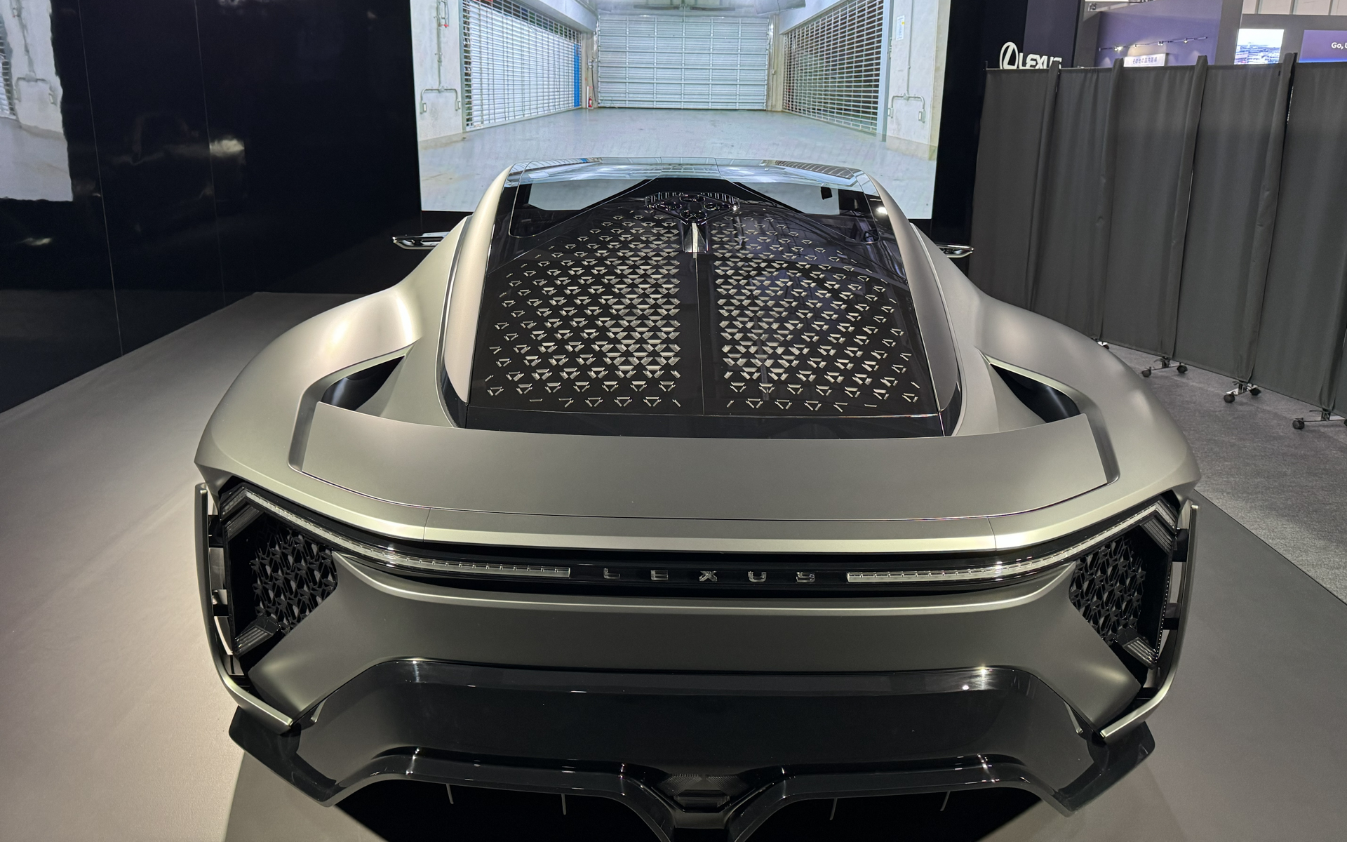 レクサススポーツコンセプトの前には160型のLEDディスプレイが設置される