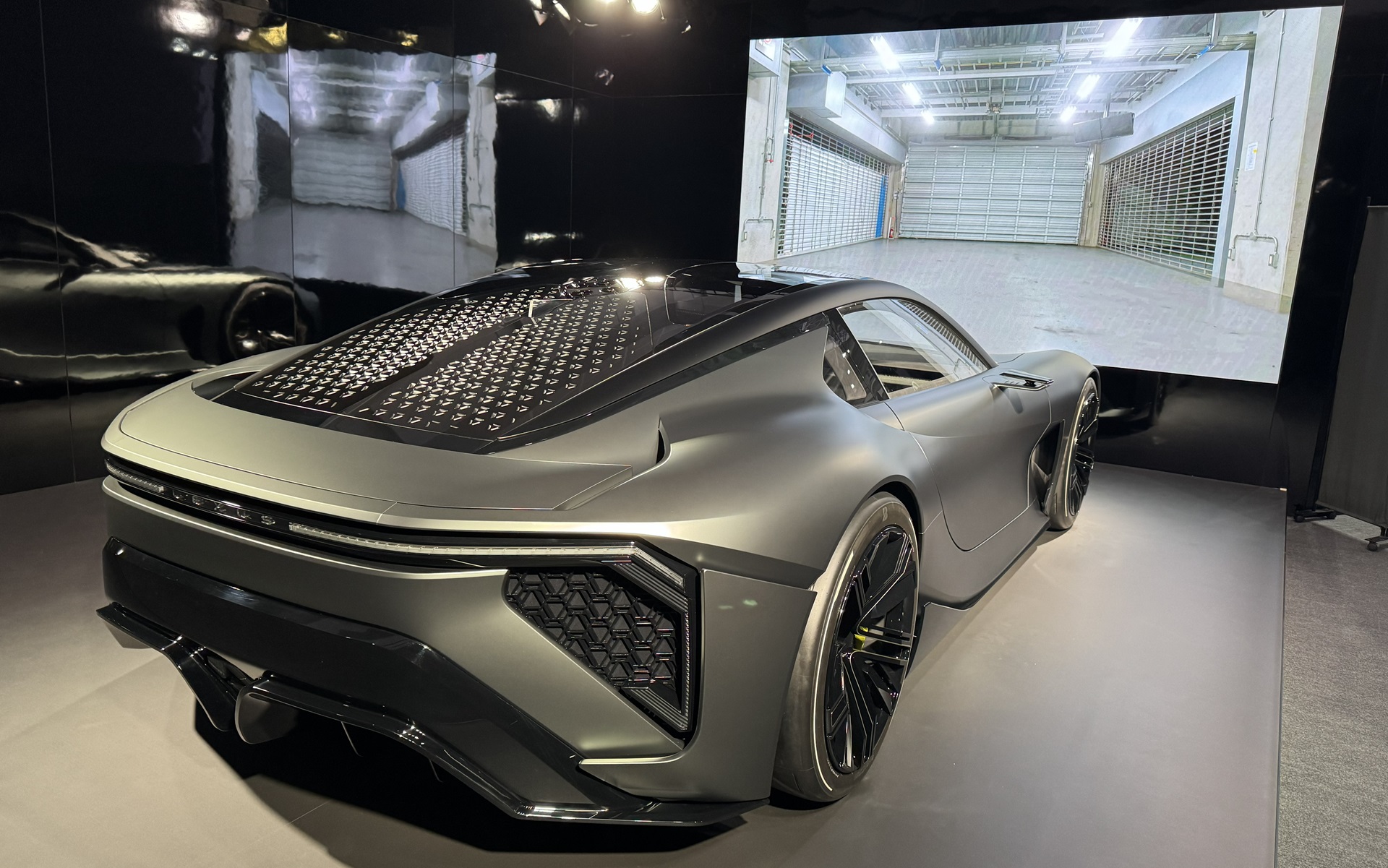 レクサスの「スポーツコンセプト」とソニーの「VRコクピット」を融合させた「LEXUS RealxVirtual Driving Concept powered by VR Cockpit」がジャパンモビリティショー2025に出展されている