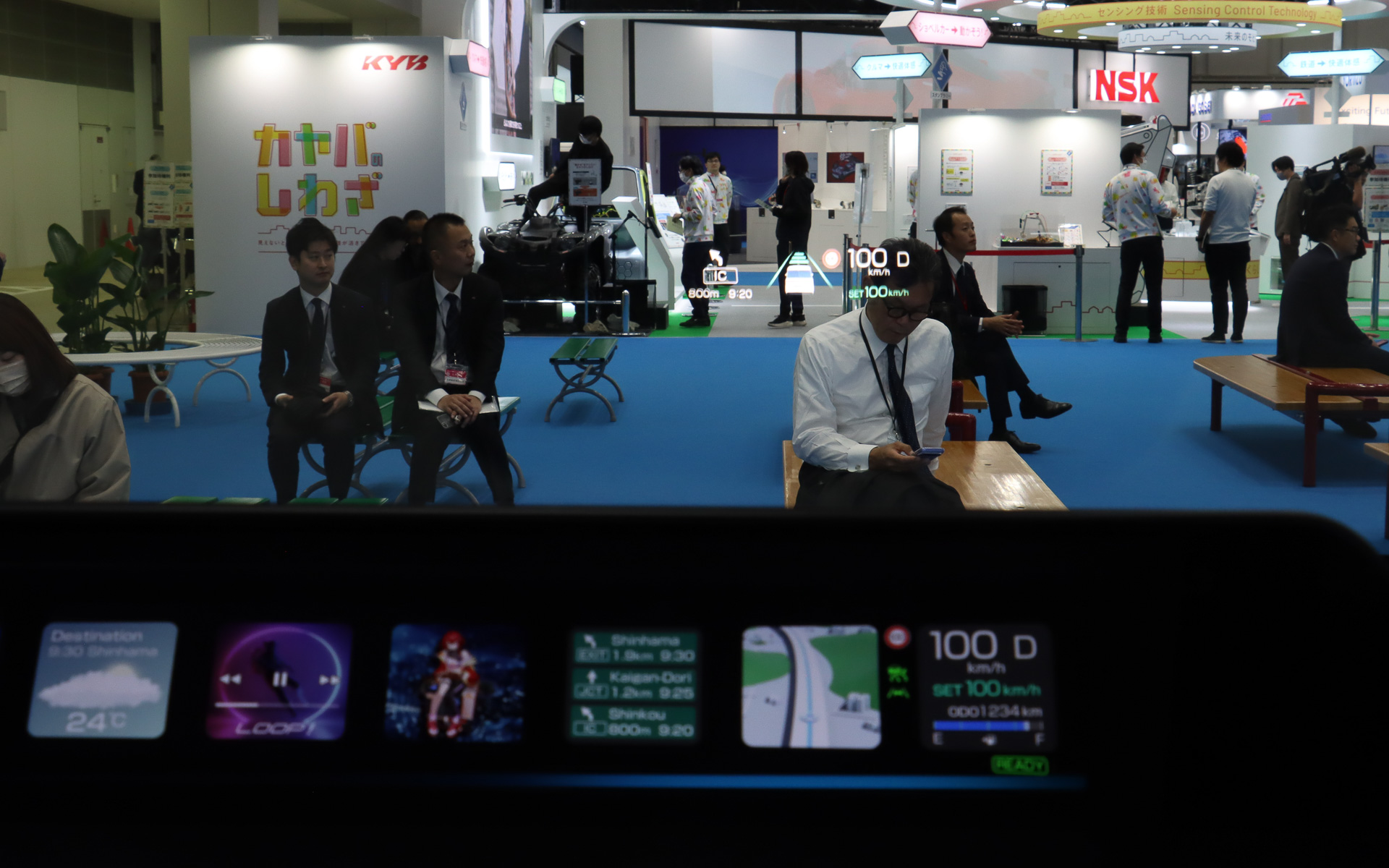 運転席の前方に視認性の高いヘッドアップディスプレイを設定