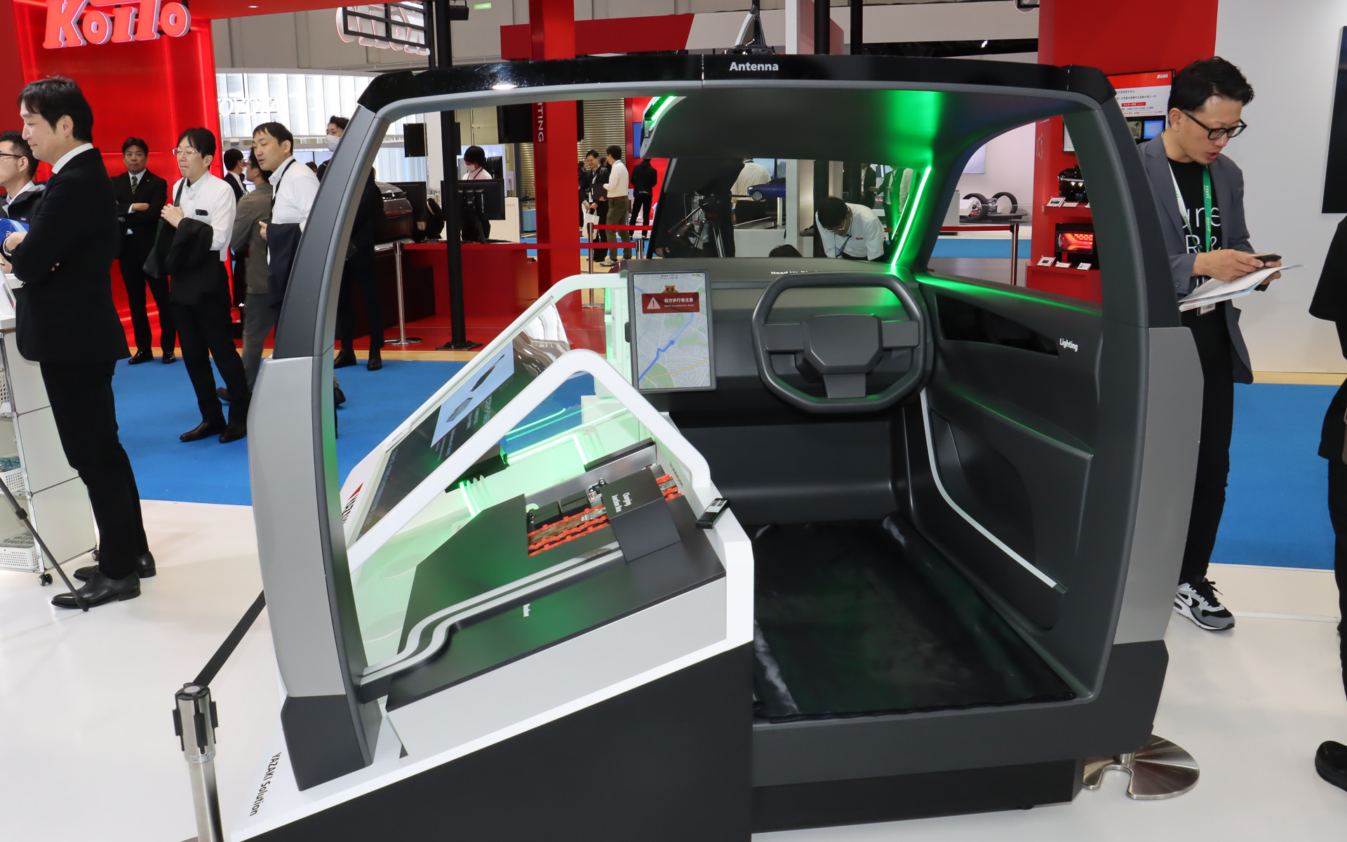 Aピラーにあるグリーンの発光は、ルーフ上のシャークフィンアンテナが情報を受信したことを示している