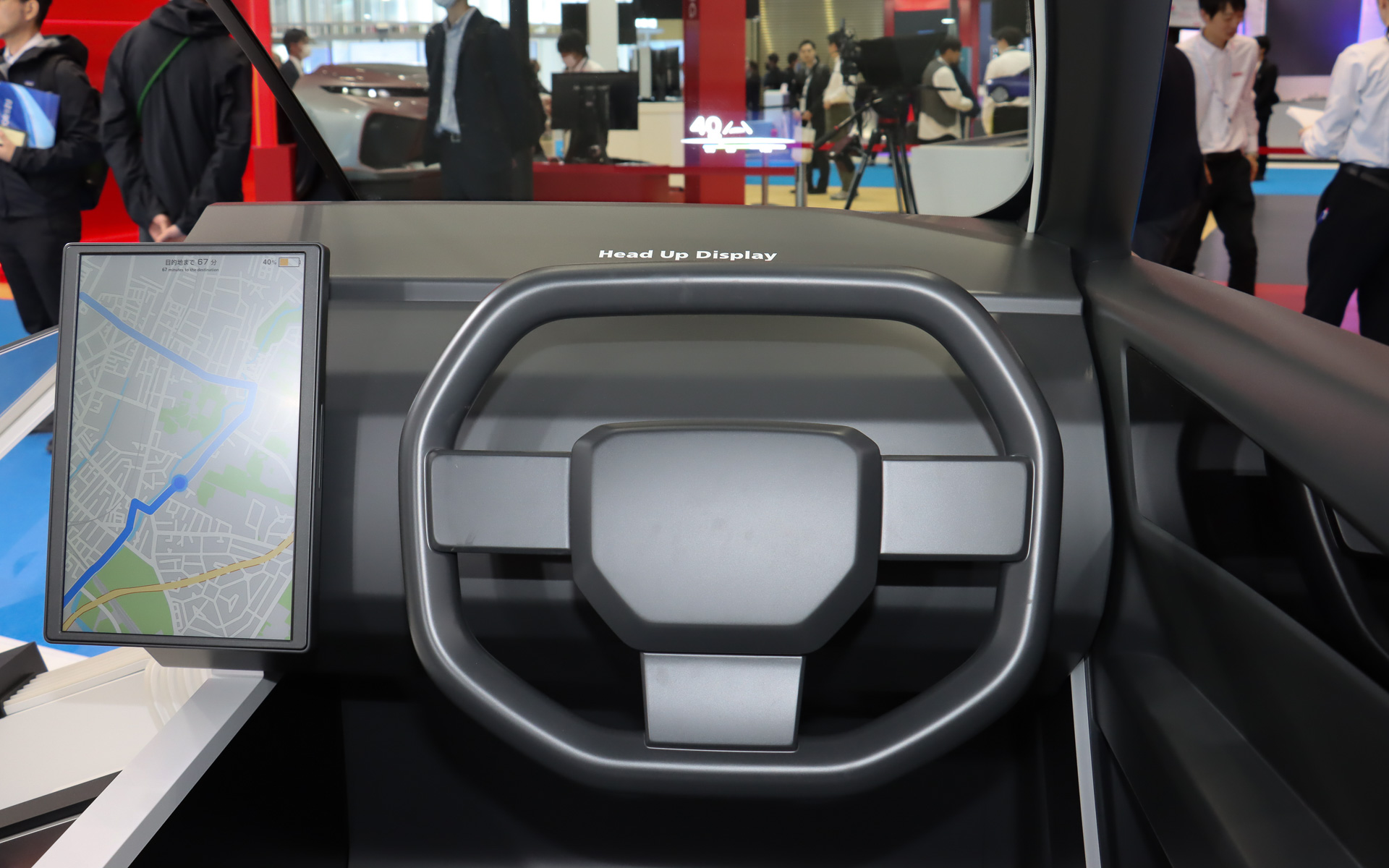 こちらでもヘッドアップディスプレイを紹介している