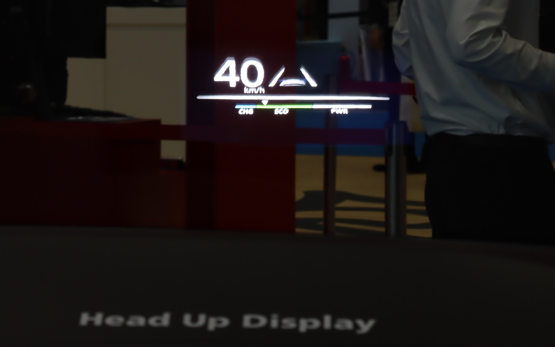 こちらでもヘッドアップディスプレイを紹介している