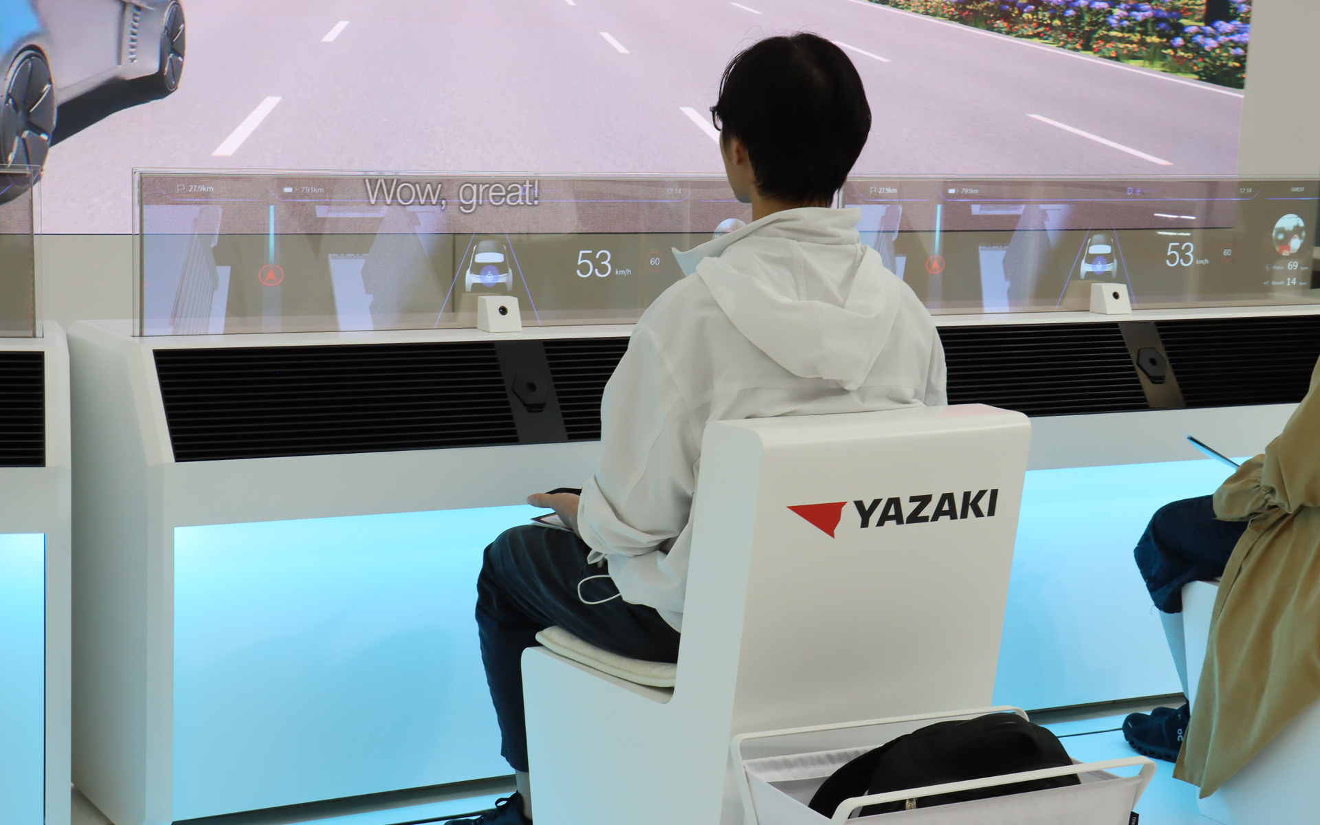 シートやフロアの振動、シート前方から吹き出す風や香りなどの演出によって臨場感を高め、未来のモビリティ社会の姿を五感で楽しめる