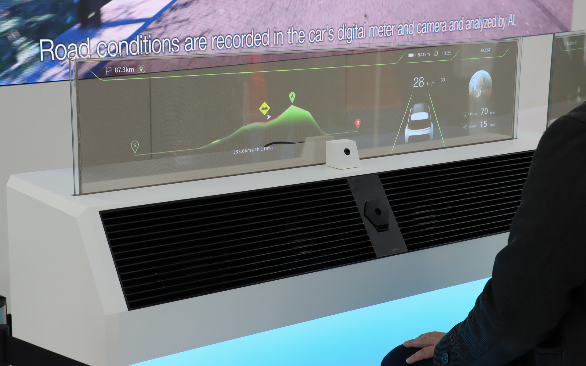 シートやフロアの振動、シート前方から吹き出す風や香りなどの演出によって臨場感を高め、未来のモビリティ社会の姿を五感で楽しめる