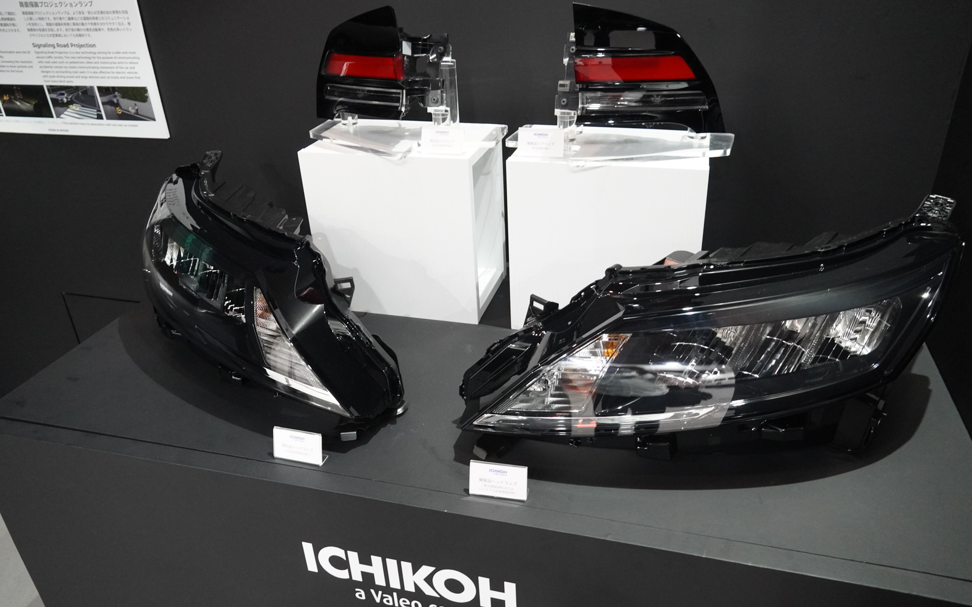 通常品（左）とリサイクル材やバイオマス由来材を使った部品（右）を比較できる