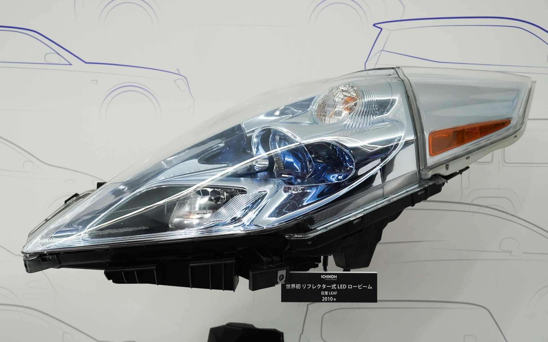 初代リーフの世界初リフレクター式LEDロービームは、レンズを省いて軽量化する試み