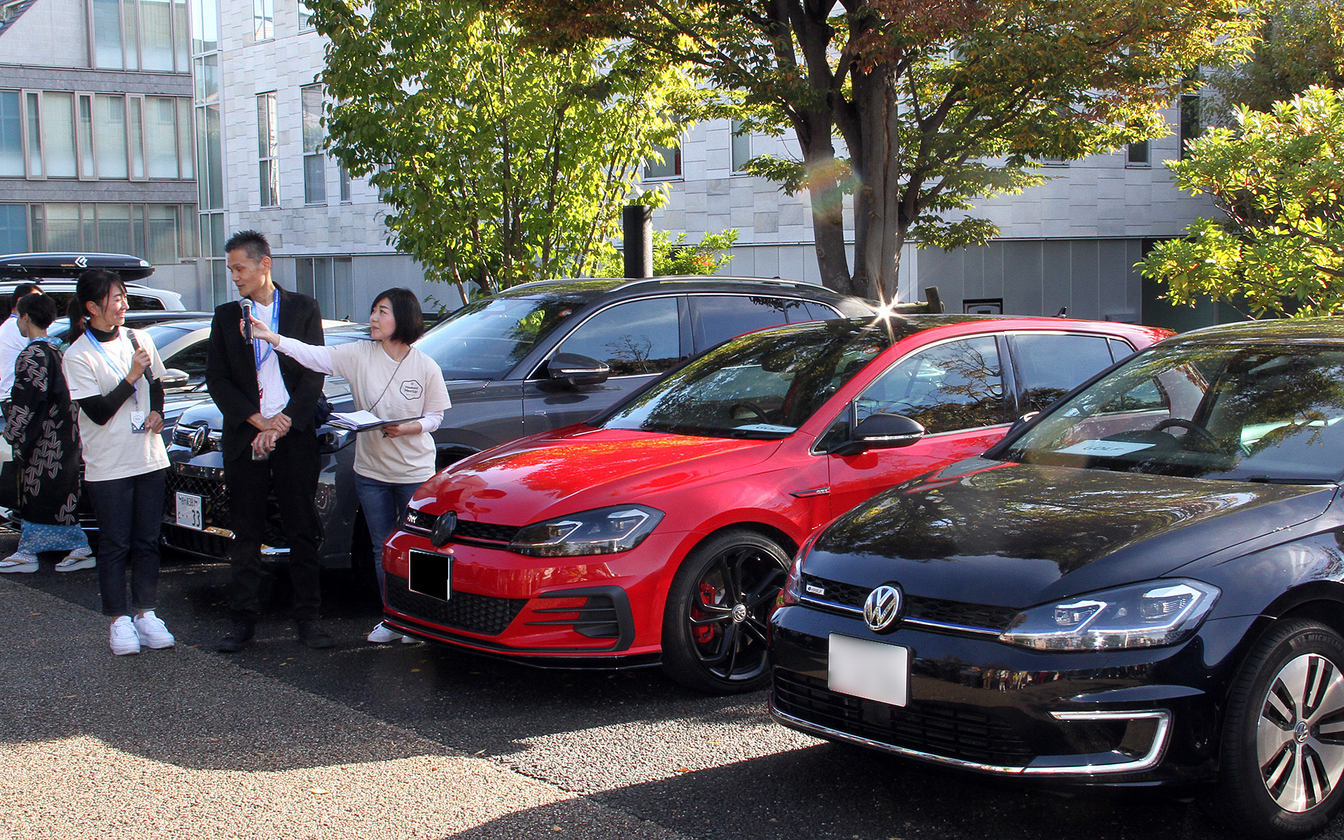 モータージャーナリストの藤島知子さんが参加者の愛車をチェック