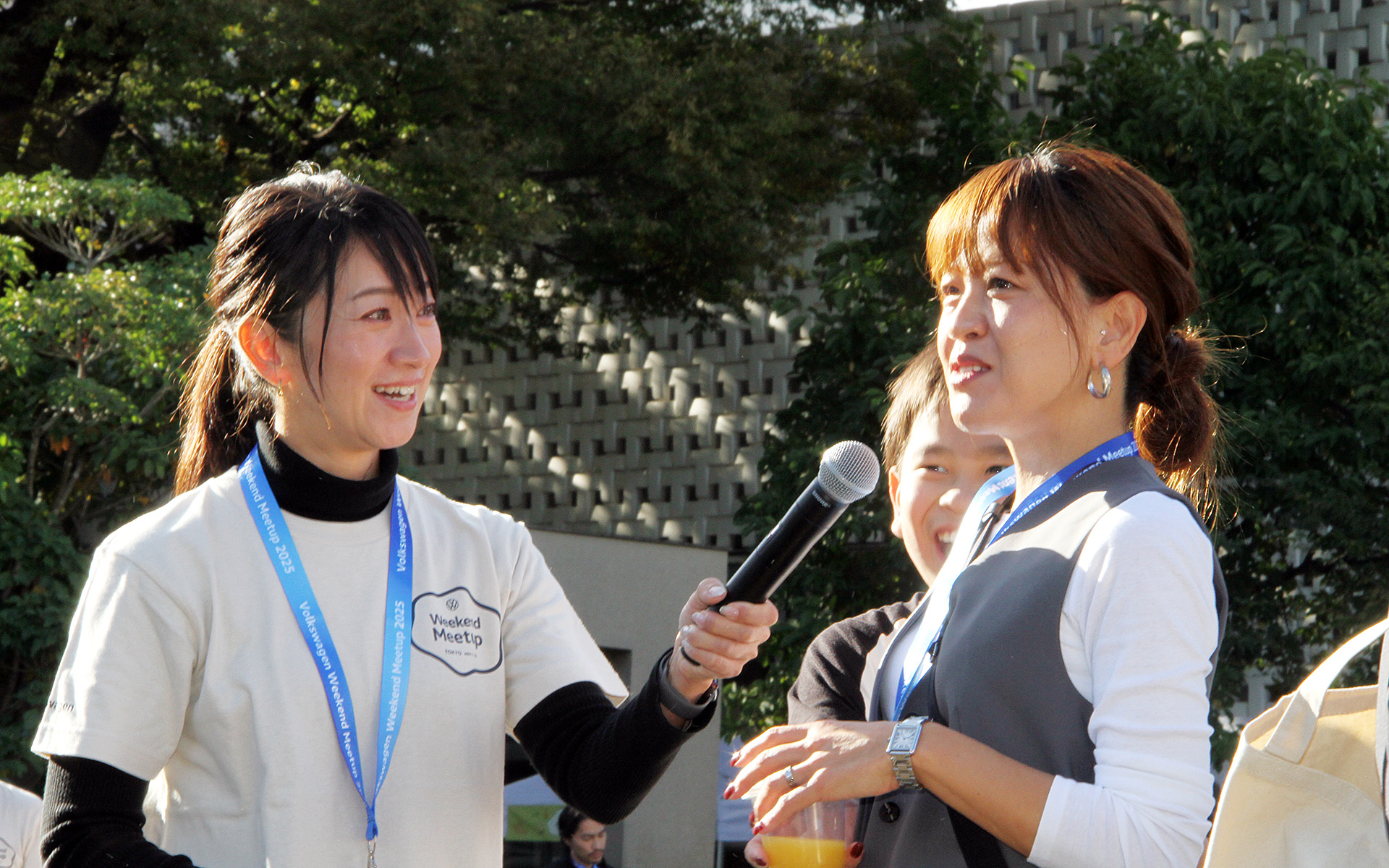 モータージャーナリストの藤島知子さんが参加者の愛車をチェック