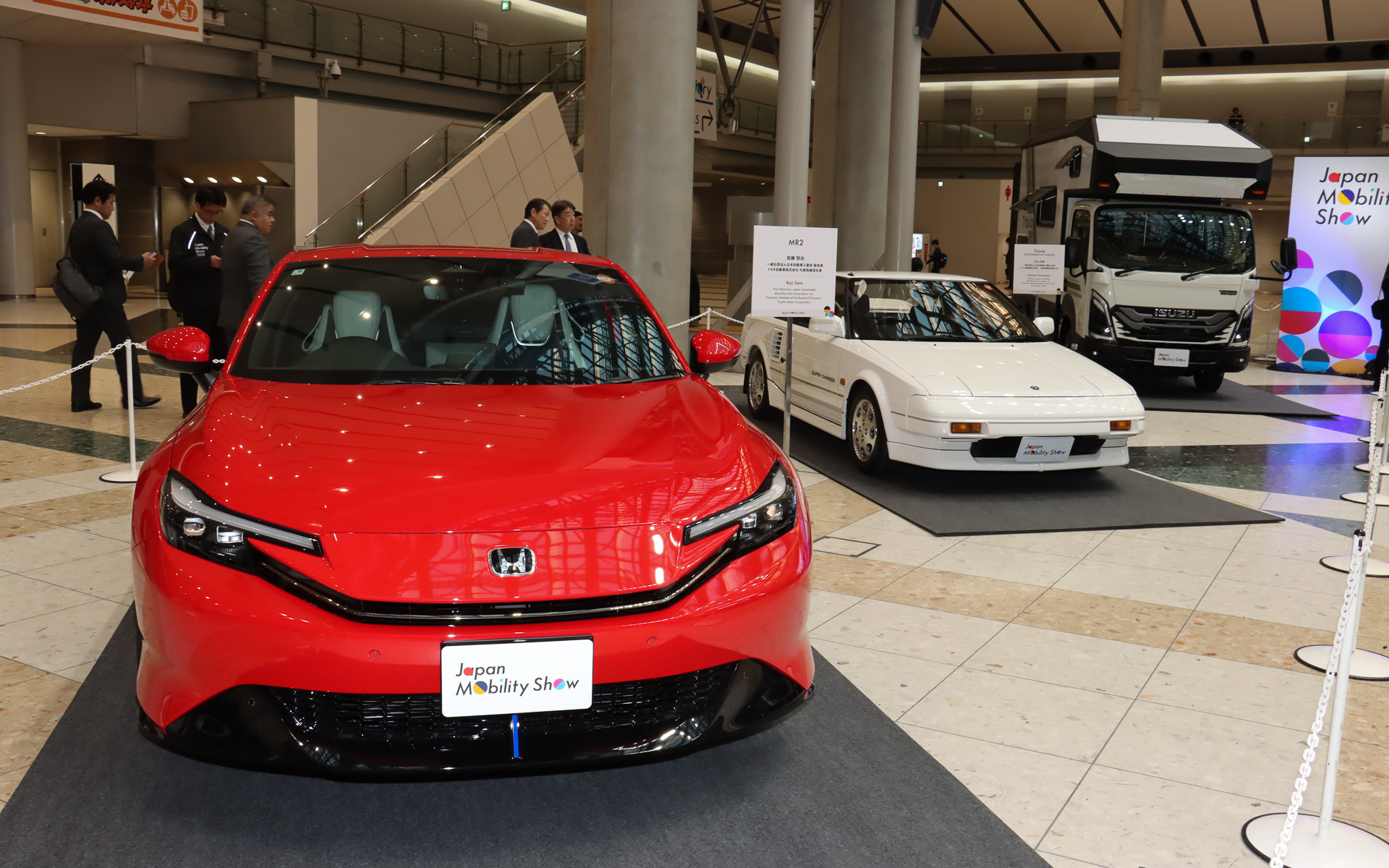 会場の両サイドで参加者の「想い入れのある愛車」を展示