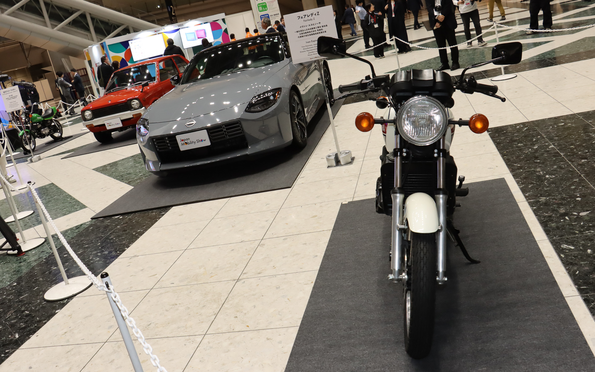 会場の両サイドで参加者の「想い入れのある愛車」を展示