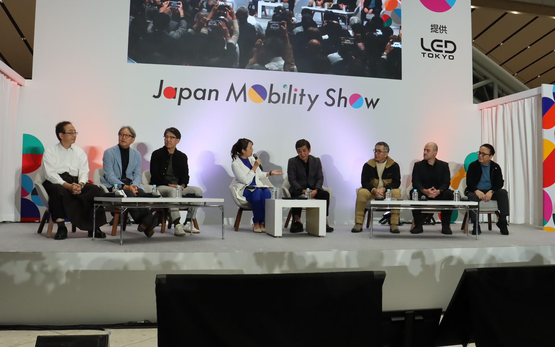 第2部では日本自動車工業会の会長・副会長の7人によるトークセッションを実施。MCを務めたのはフリーアナウンサーの須黒清華さん