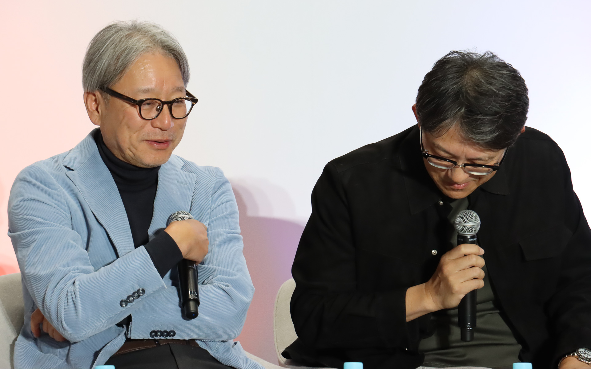 ホンダの三部氏に謝罪するトヨタの佐藤氏