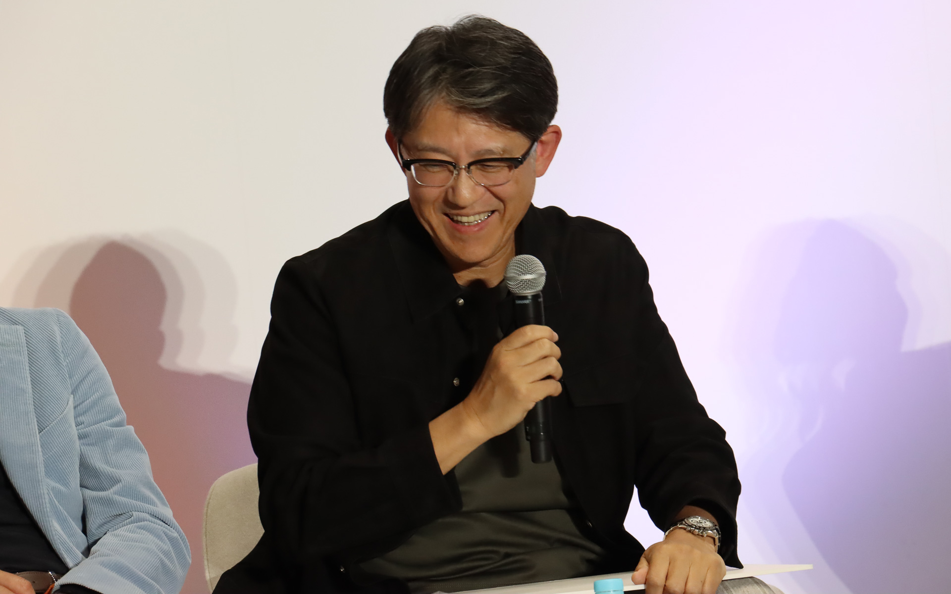 ほかの回答がそれぞれ社会や未来について真面目に向き合った内容だったことに対し、自分の回答は個人的すぎて恥ずかしい！とパネルを隠してしまった。なお佐藤氏はクルマを8台所有しているとのこと