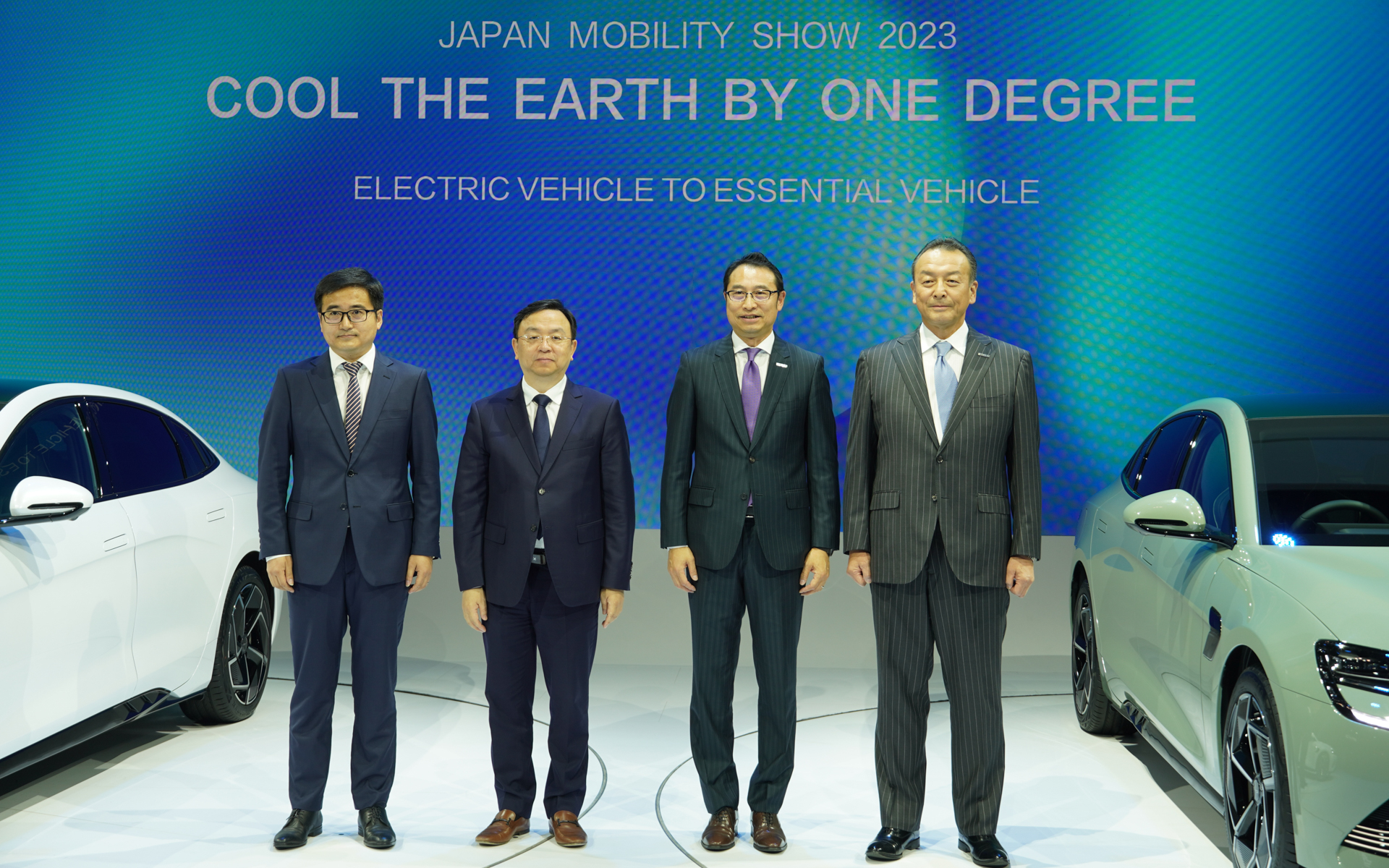 2023年のジャパンモビリティショーにはBYDグループ総裁 王伝福氏（左から2番め）も来日していた