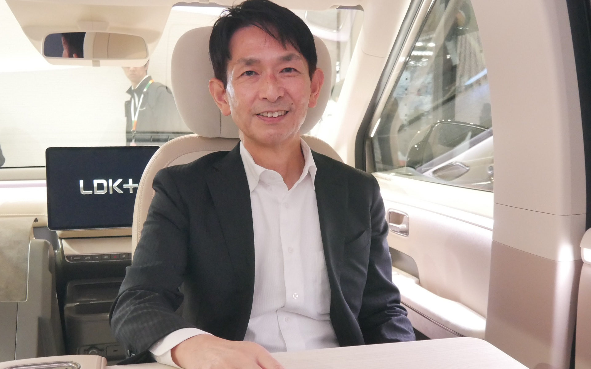 コンセプトモデル「LDK＋」の車内でインタビューを実施した